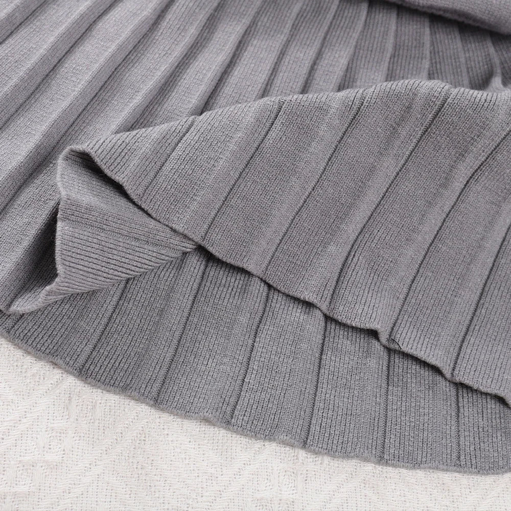 Winter Girls' Simple Grey Student Suit with Teddy Bear Print Pocket V-neck Cardigan and Solid Color Pleated Skirt Two-piece Sets