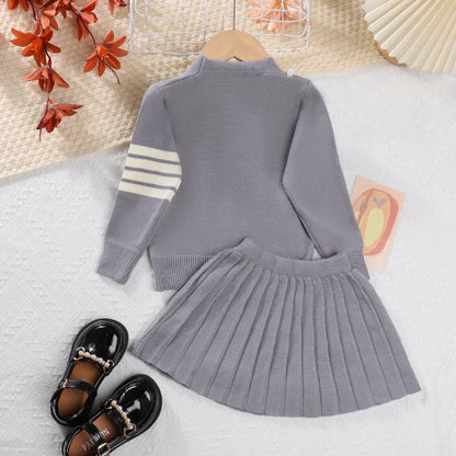 Winter Girls' Simple Grey Student Suit with Teddy Bear Print Pocket V-neck Cardigan and Solid Color Pleated Skirt Two-piece Sets