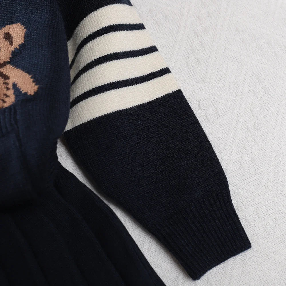 Winter Girls' Simple Grey Student Suit with Teddy Bear Print Pocket V-neck Cardigan and Solid Color Pleated Skirt Two-piece Sets