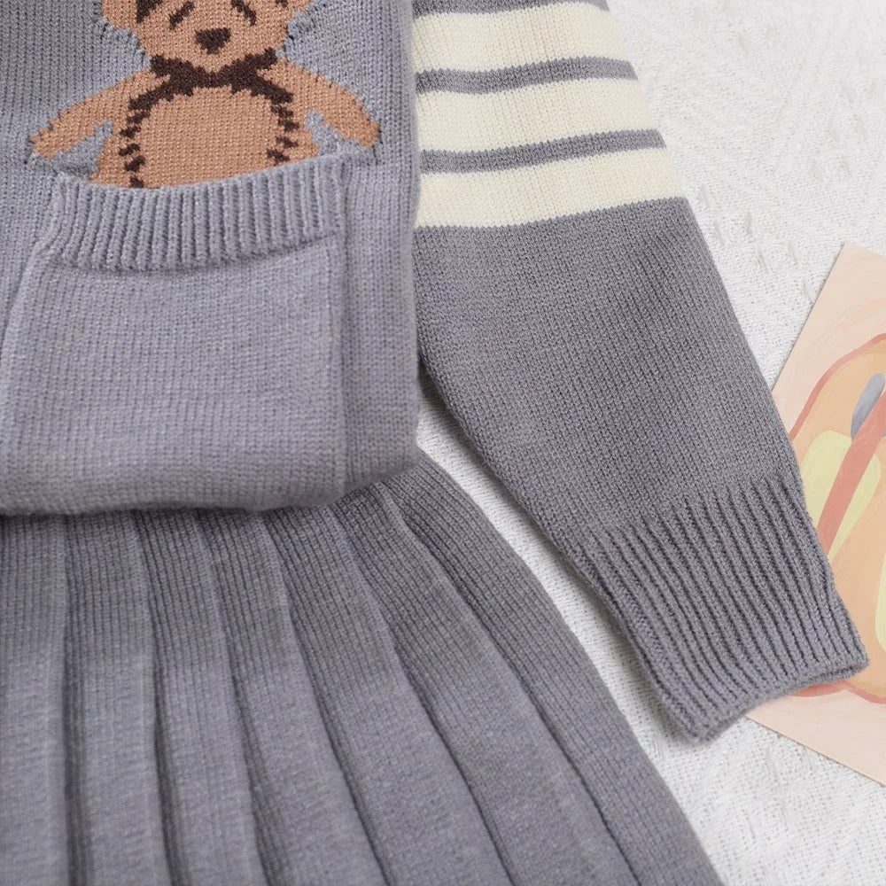 Winter Girls' Simple Grey Student Suit with Teddy Bear Print Pocket V-neck Cardigan and Solid Color Pleated Skirt Two-piece Sets