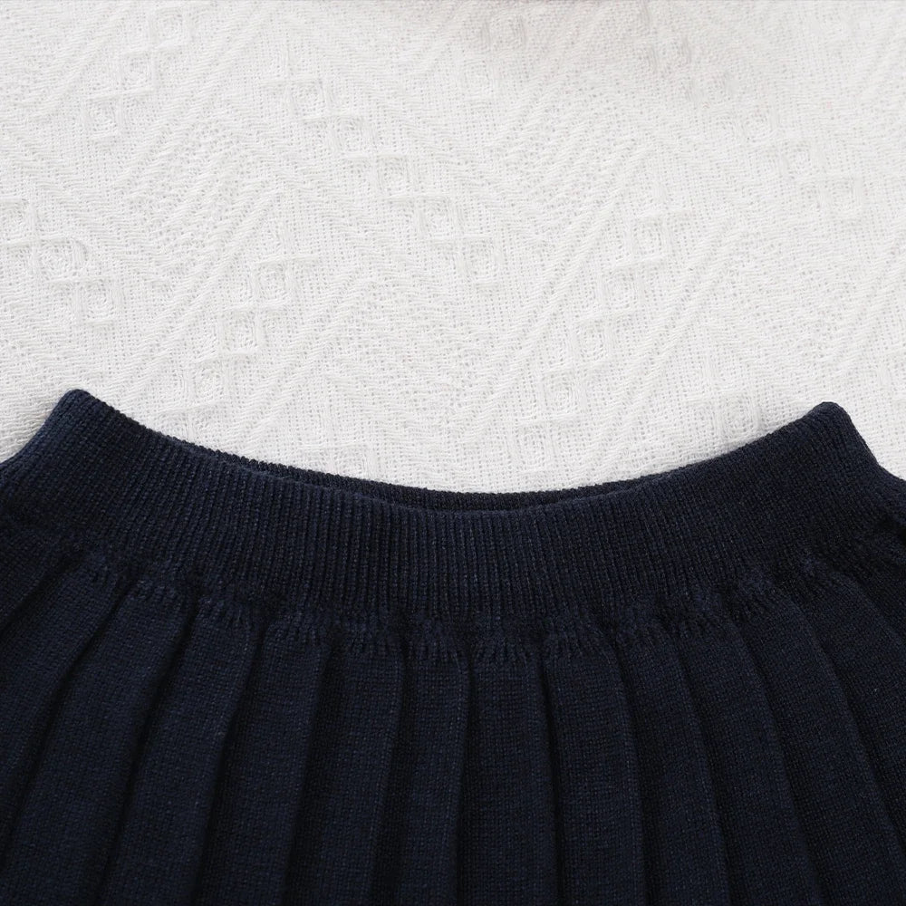 Winter Girls' Simple Grey Student Suit with Teddy Bear Print Pocket V-neck Cardigan and Solid Color Pleated Skirt Two-piece Sets